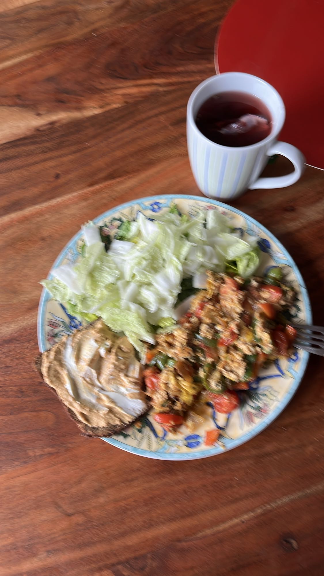 Omelet met salade en thee