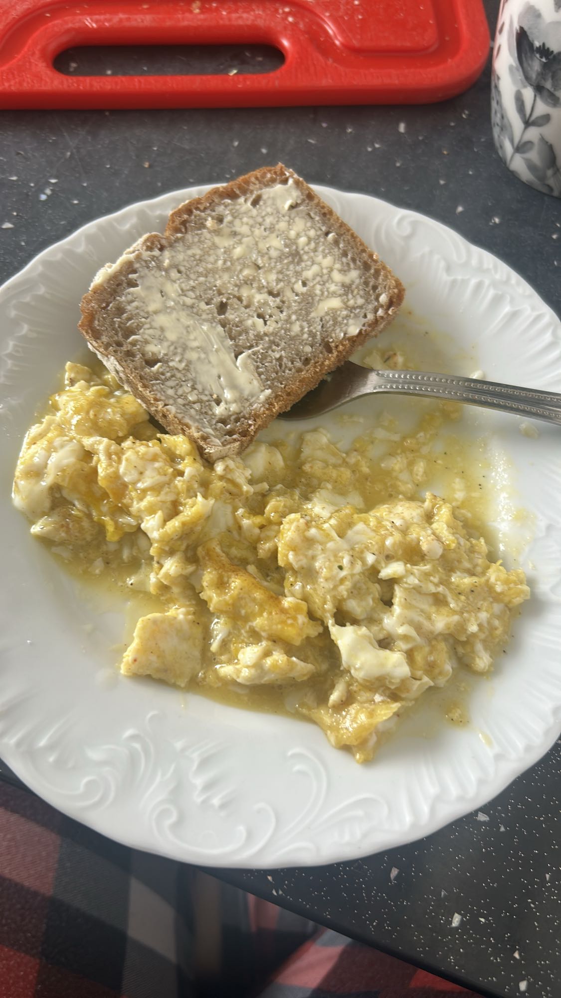 Jajecznica z chlebem