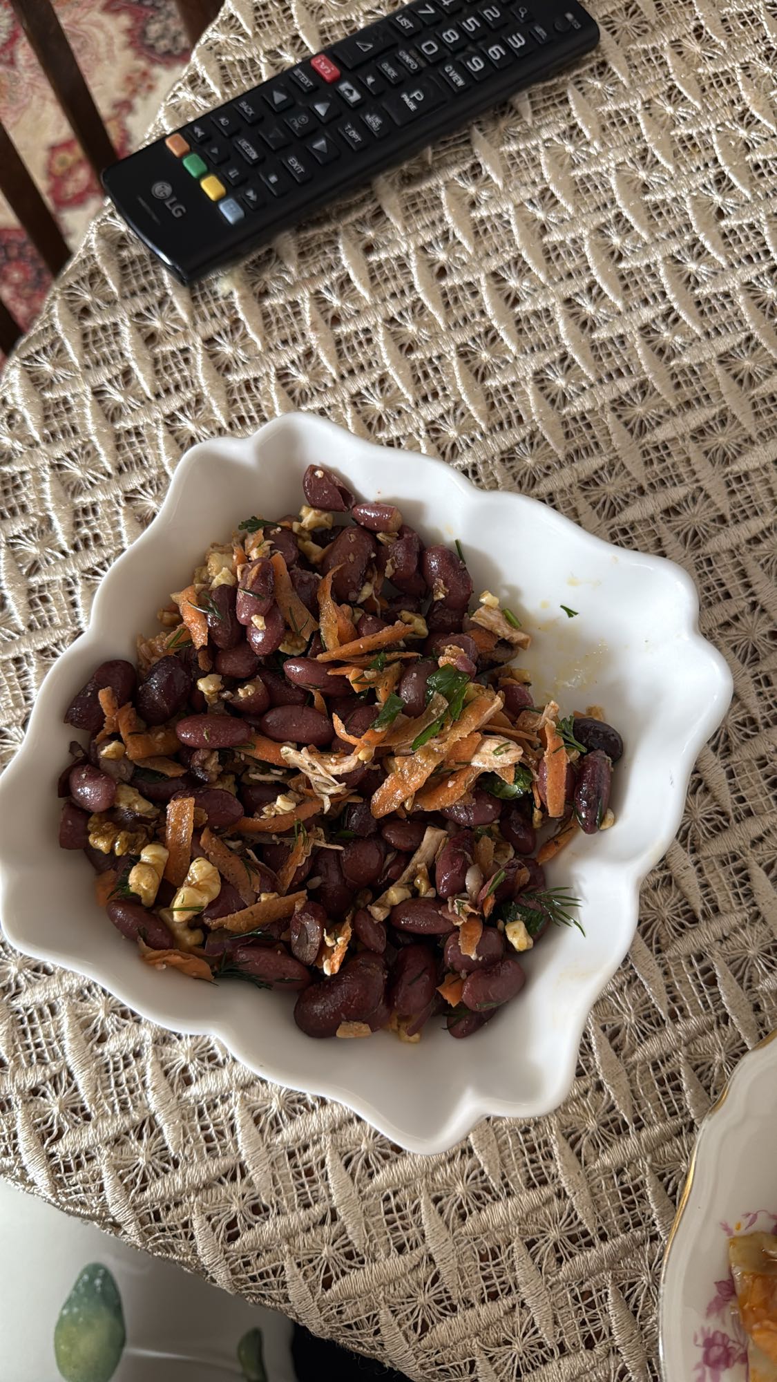 салат с фасолью и орехами