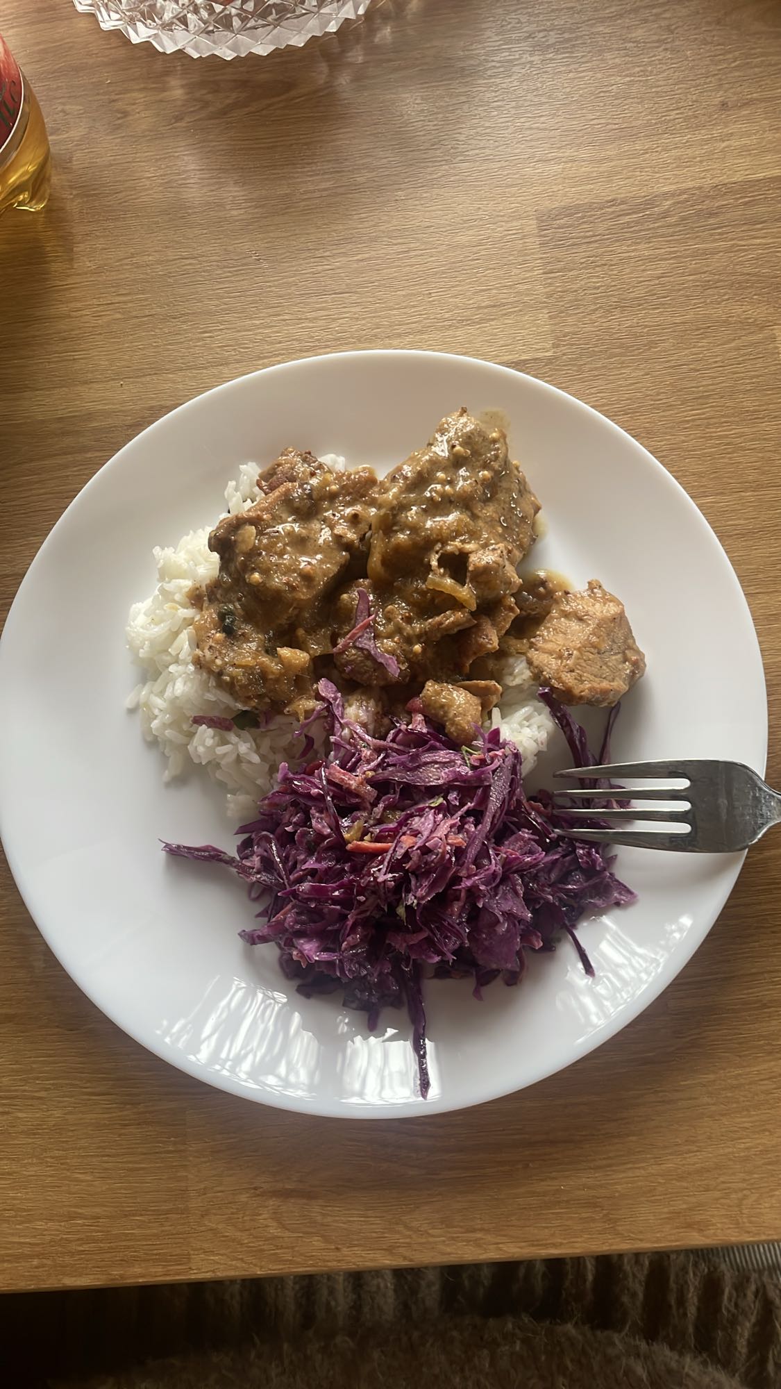 Gulasz z ryżem i surówką