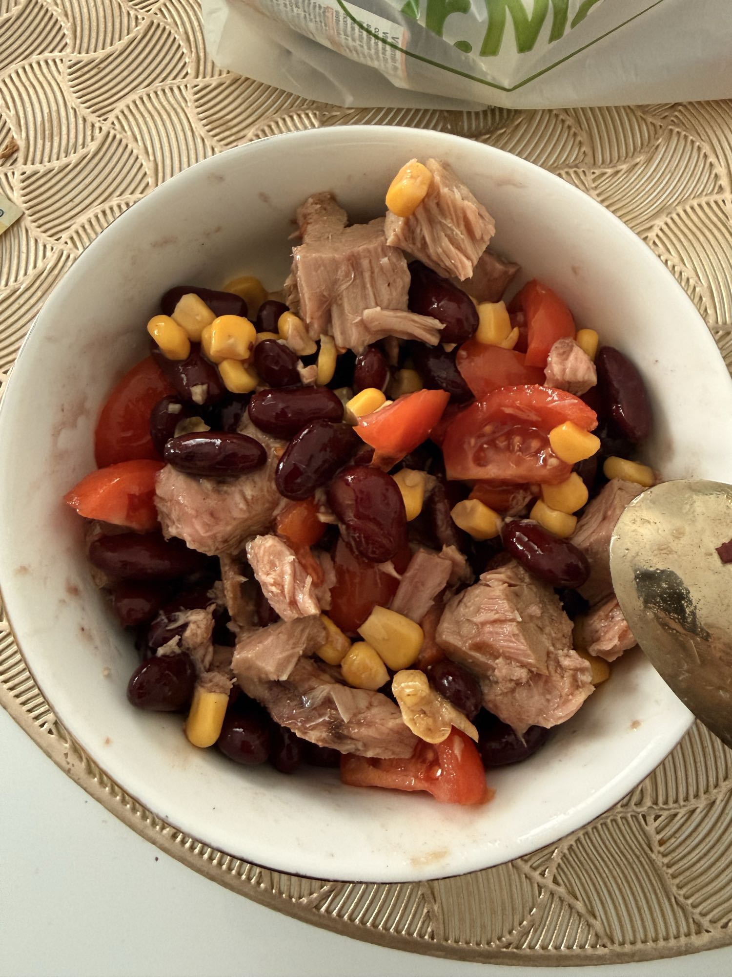 Salată cu ton și fasole