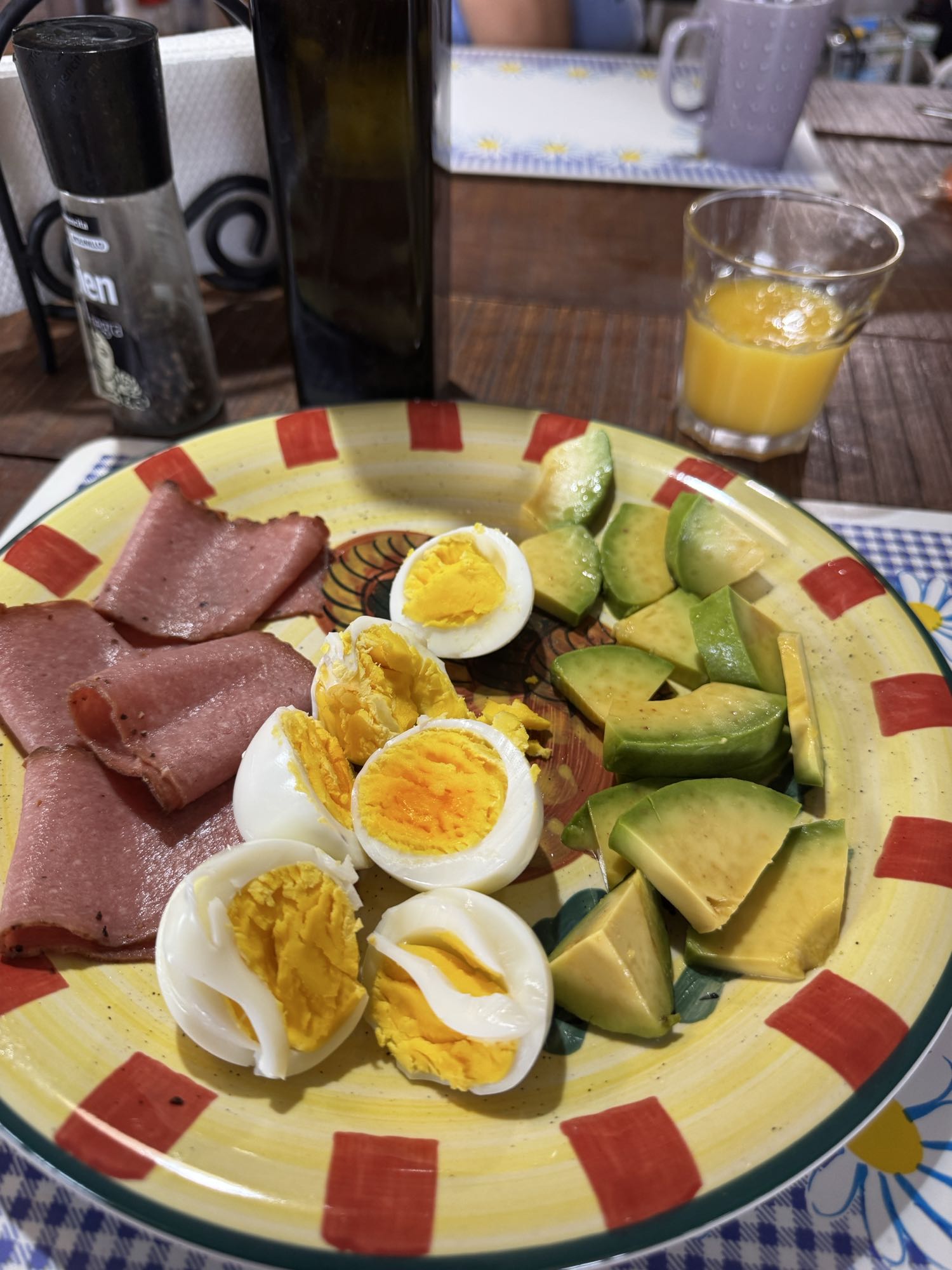 Desayuno con huevo y aguacate