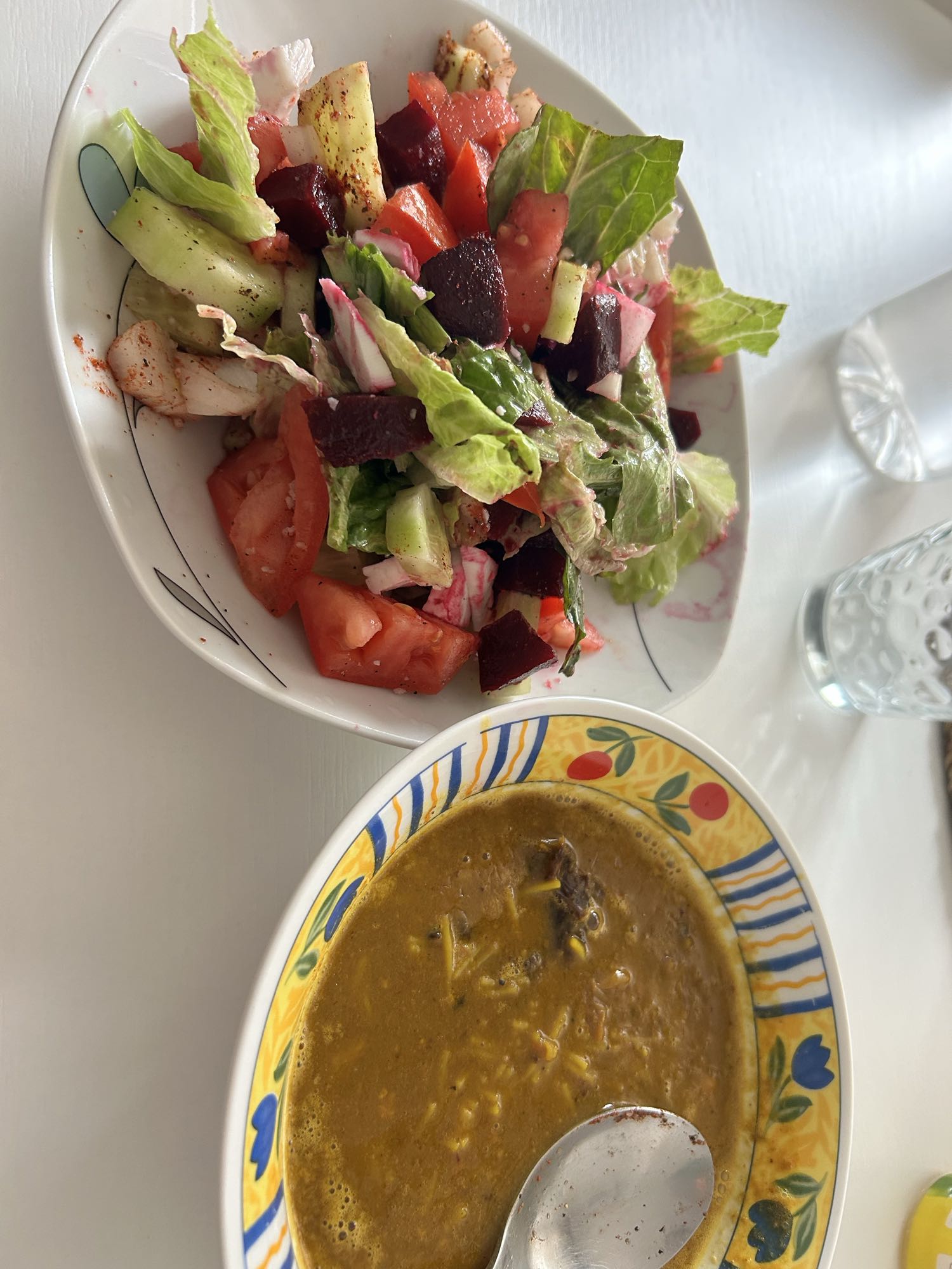 Sopa casera de pollo, perdiz y conejo con ensalada de queso de cabra