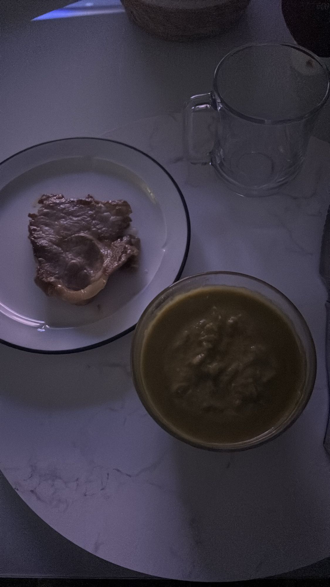 chuleta y sopa de verduras