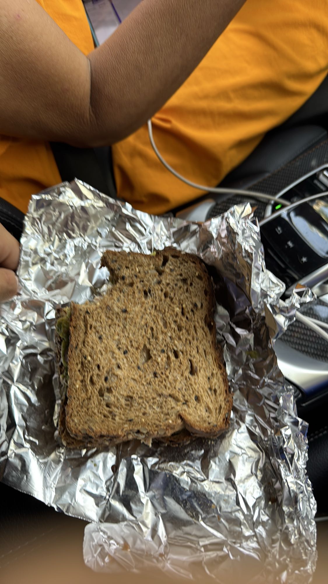 Sándwich integral de atún con queso crema light y palta