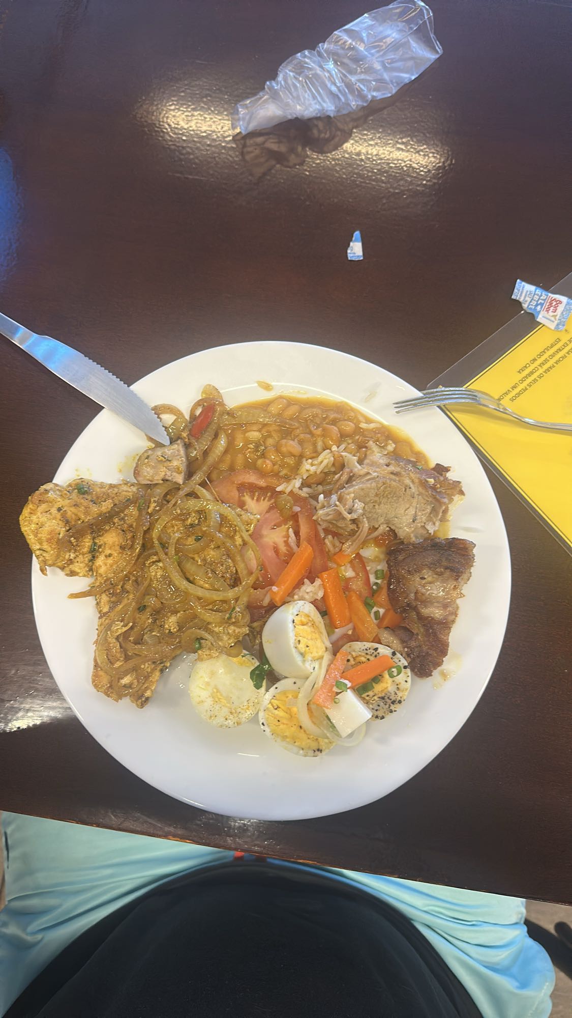 Prato com carne e ovos