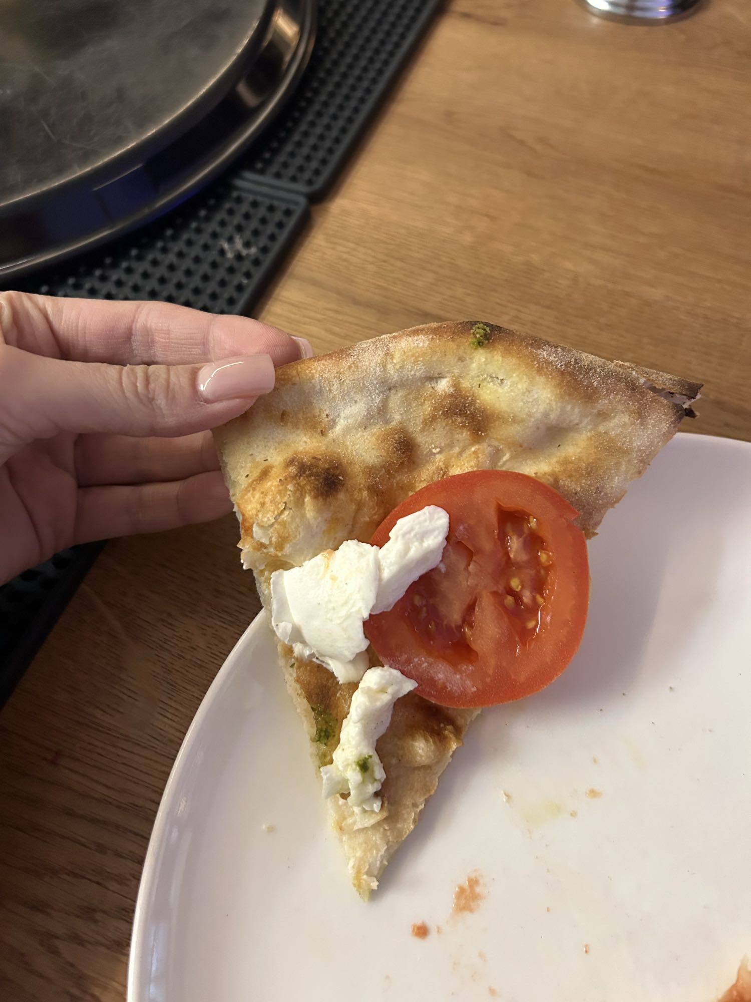 Кусок пиццы с томатом и сыром