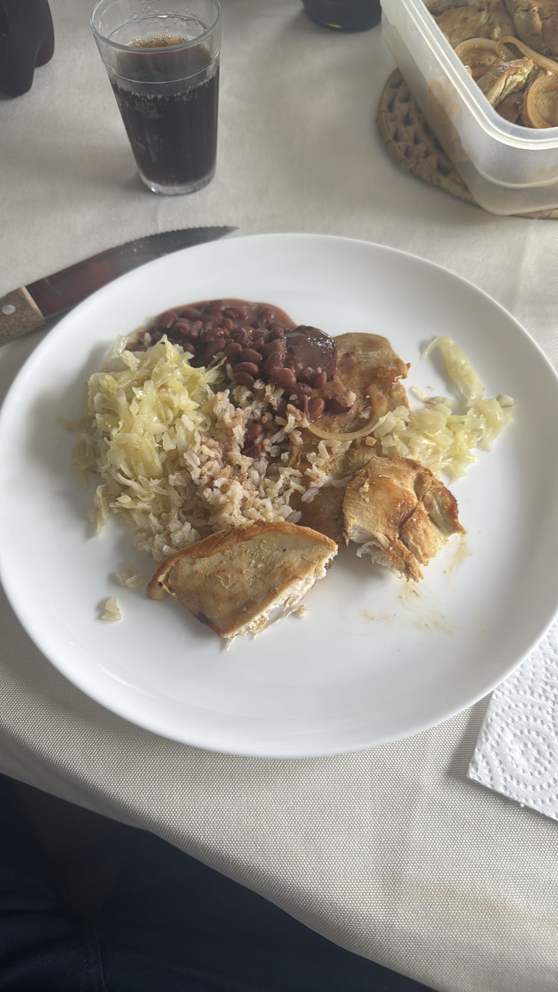 Frango com arroz e feijão