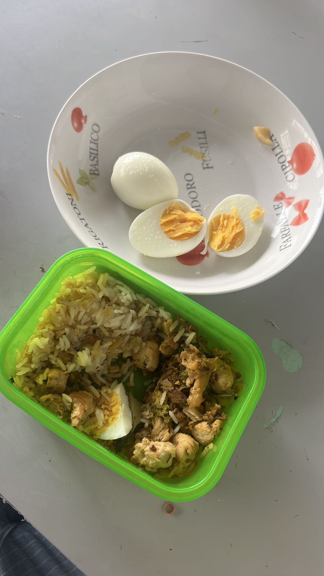 Arroz, frango e ovos cozidos