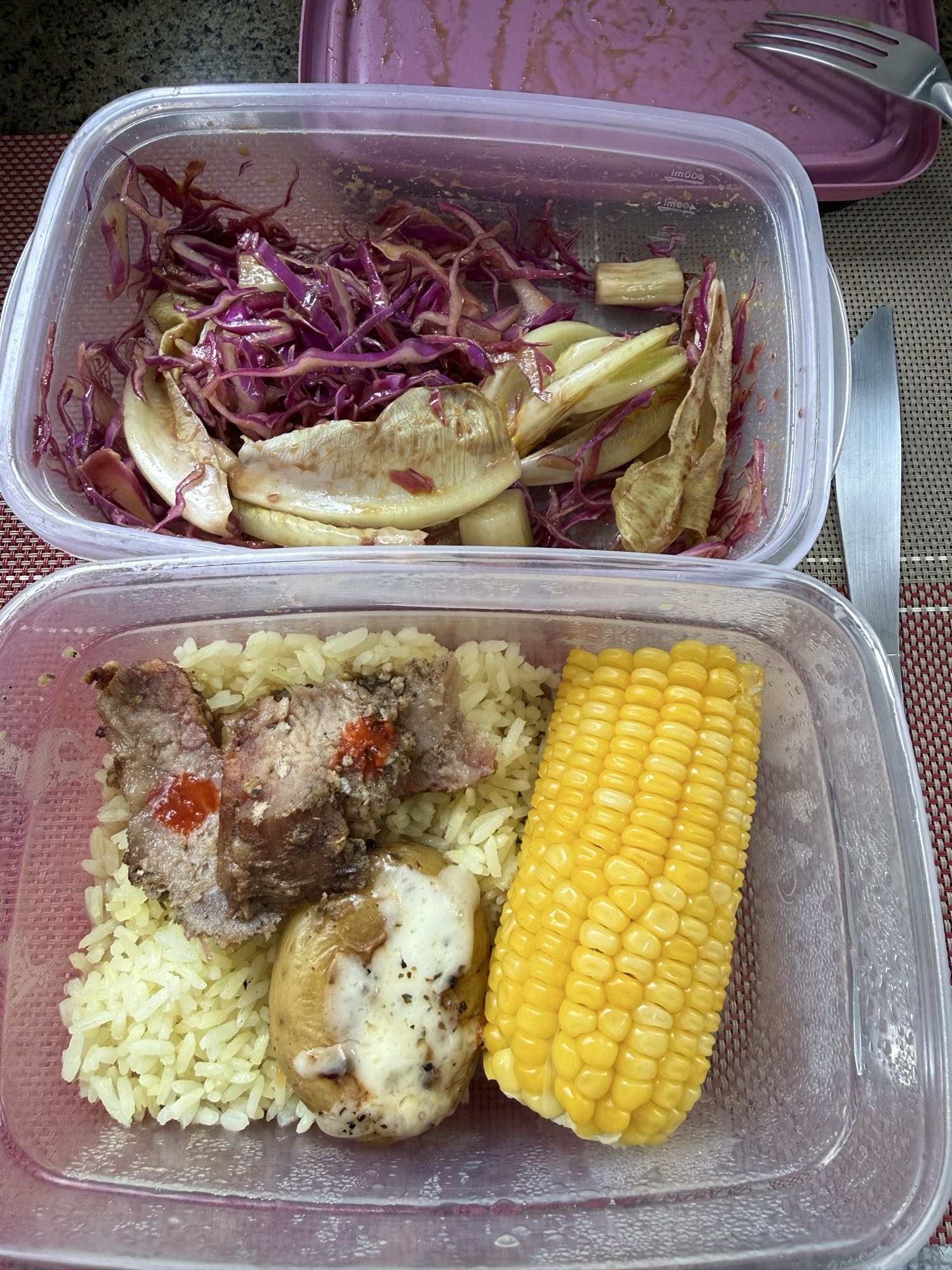 Arroz, carne e salada