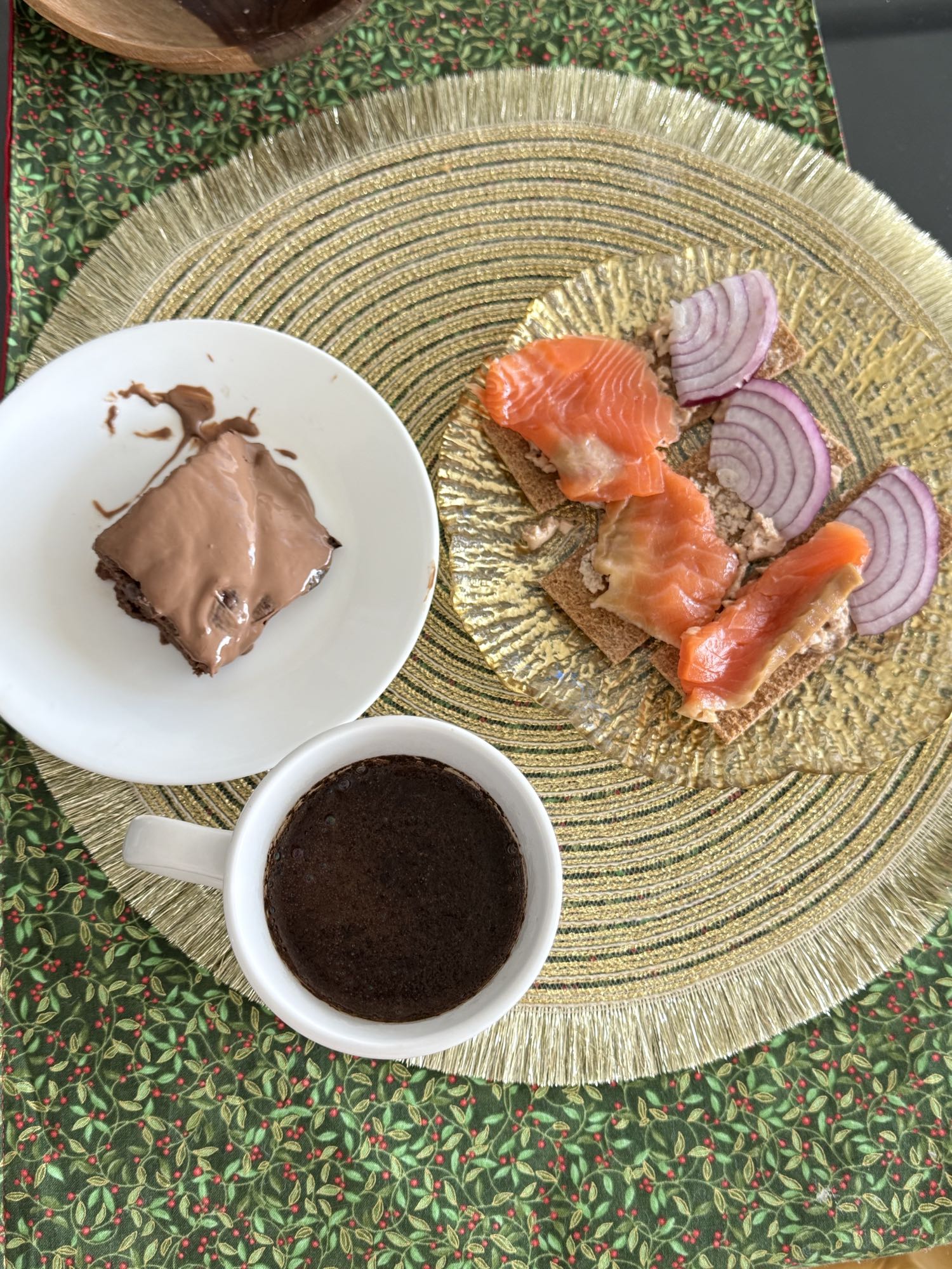 Сніданок з лососем і тістечком