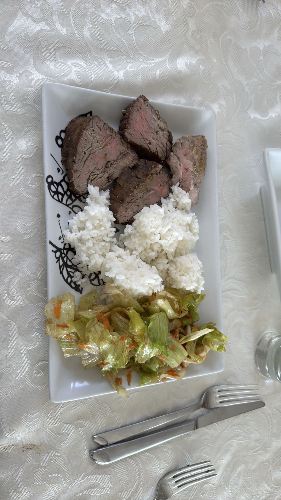 Carne con arroz y ensalada