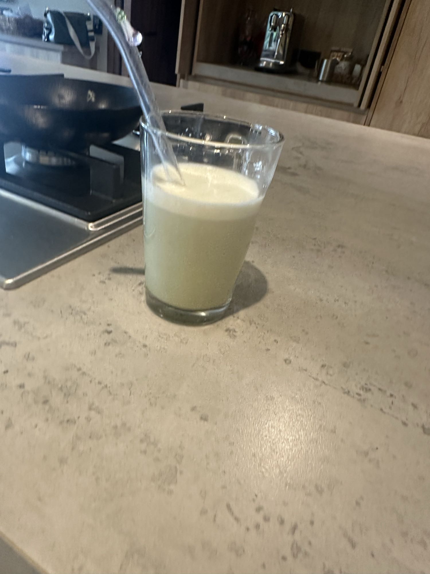 vaso de matcha con leche