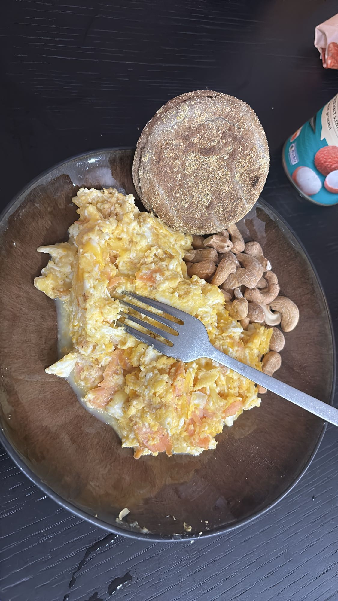 œufs brouillés et muffin