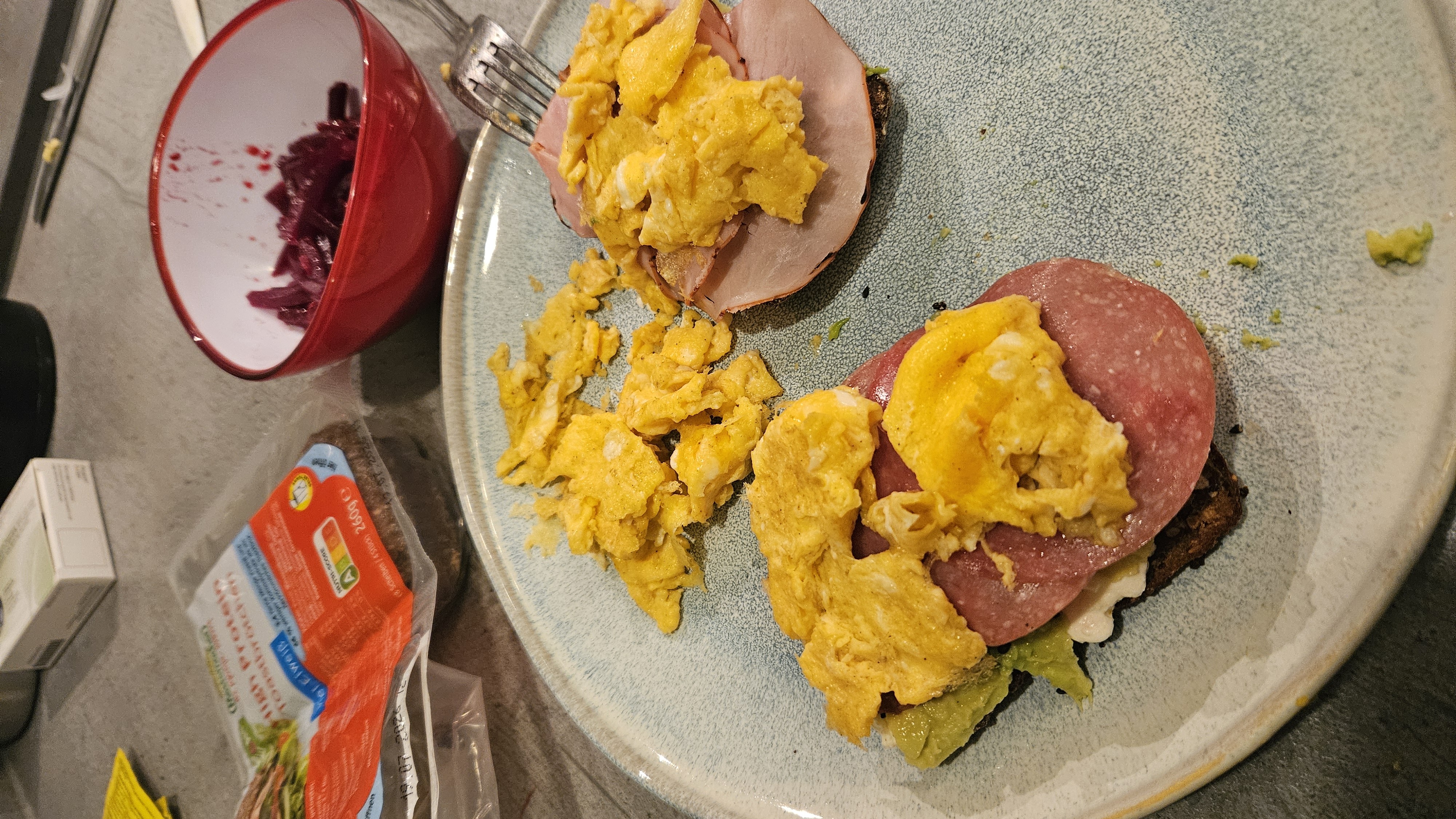 High Protein Eiweiß Toasti mit Avocado, körnigem Frischkäse, Eiern, Hähnchensalami, Schinken, Tomaten und Rote-Bete-Salat
