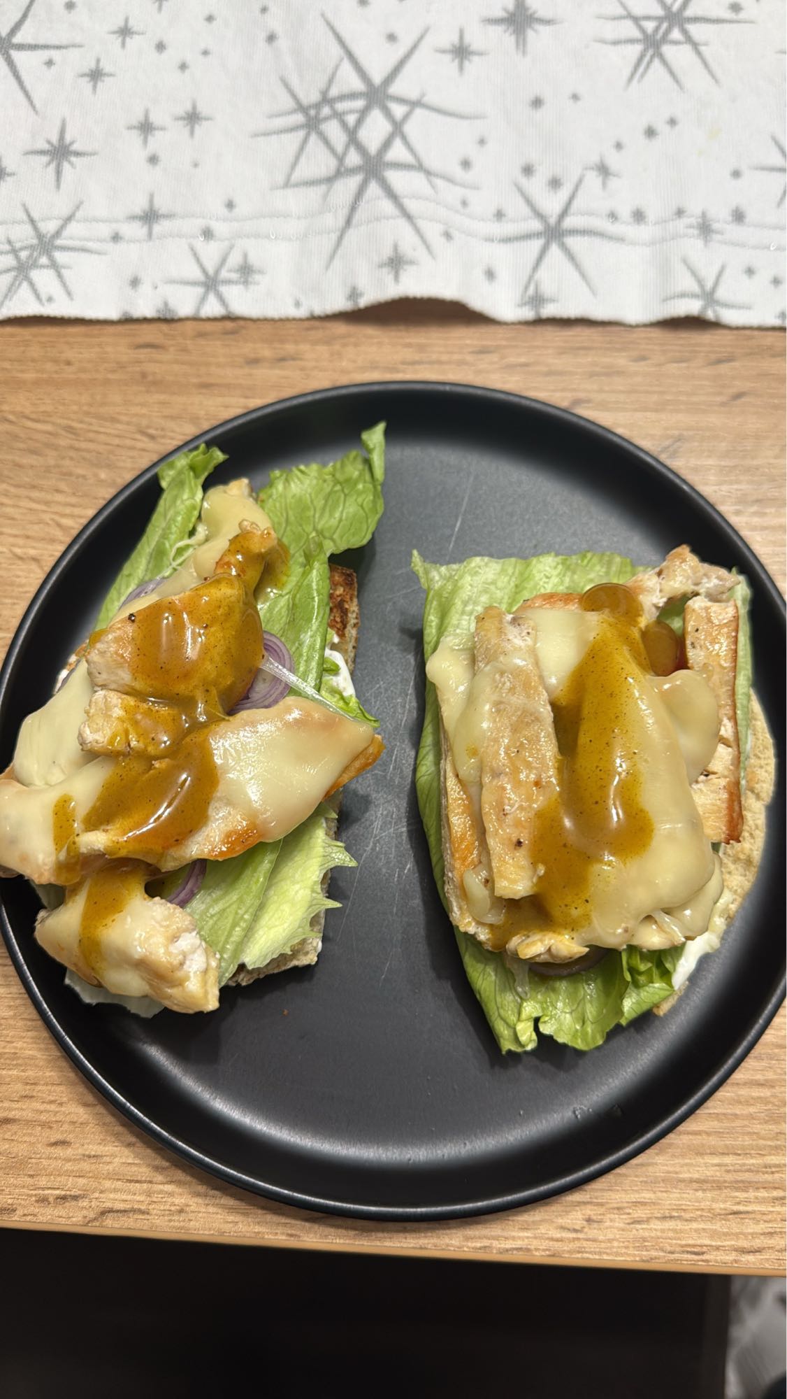 Sandviș cu pui și brânză