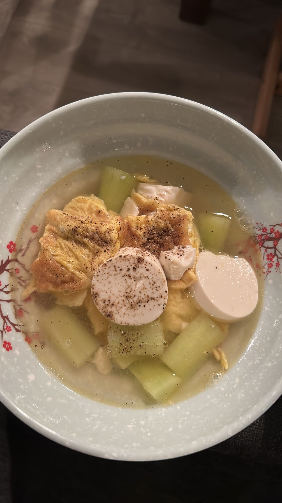 Tofusuppe med egg og melon