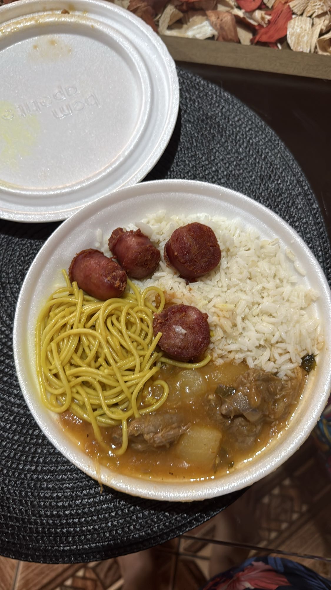 Arroz, macarrão e carne