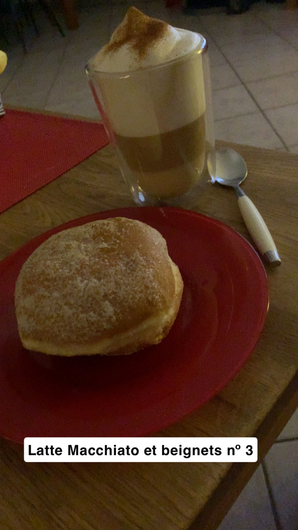 Latte macchiato et beignet