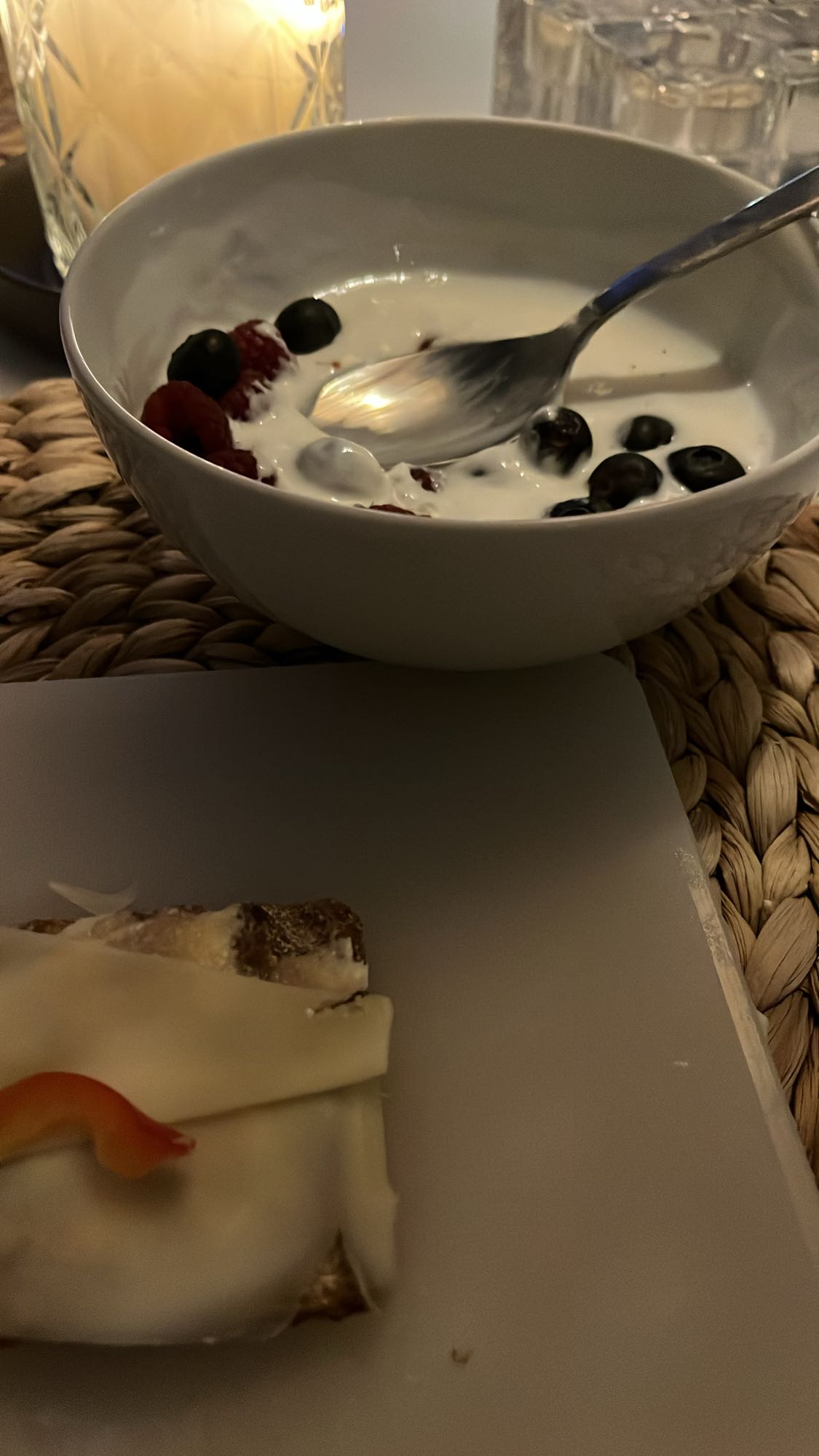 Yoghurt med bär & smörgås