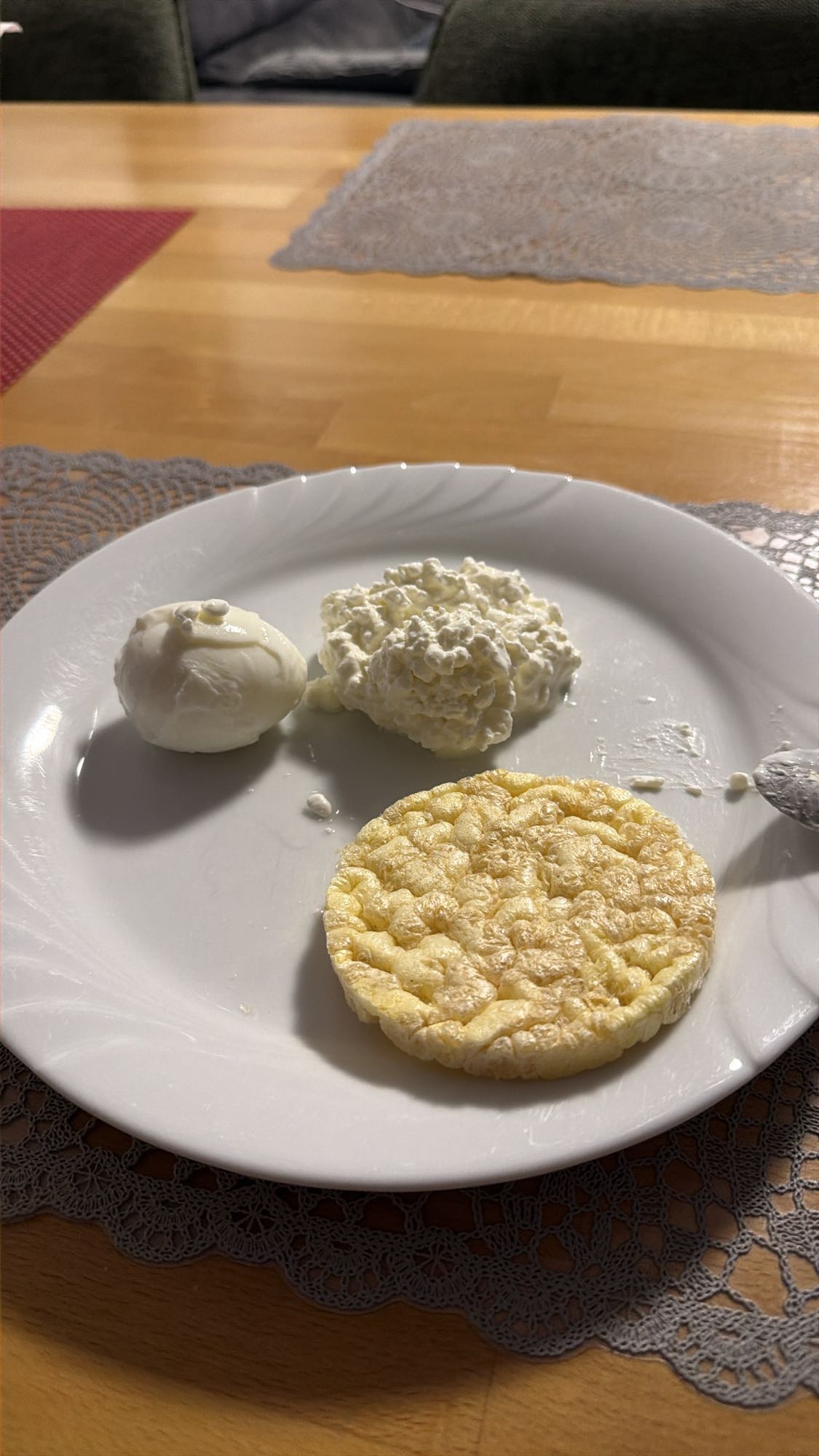 Reiswaffel mit Hüttenkäse und Ei