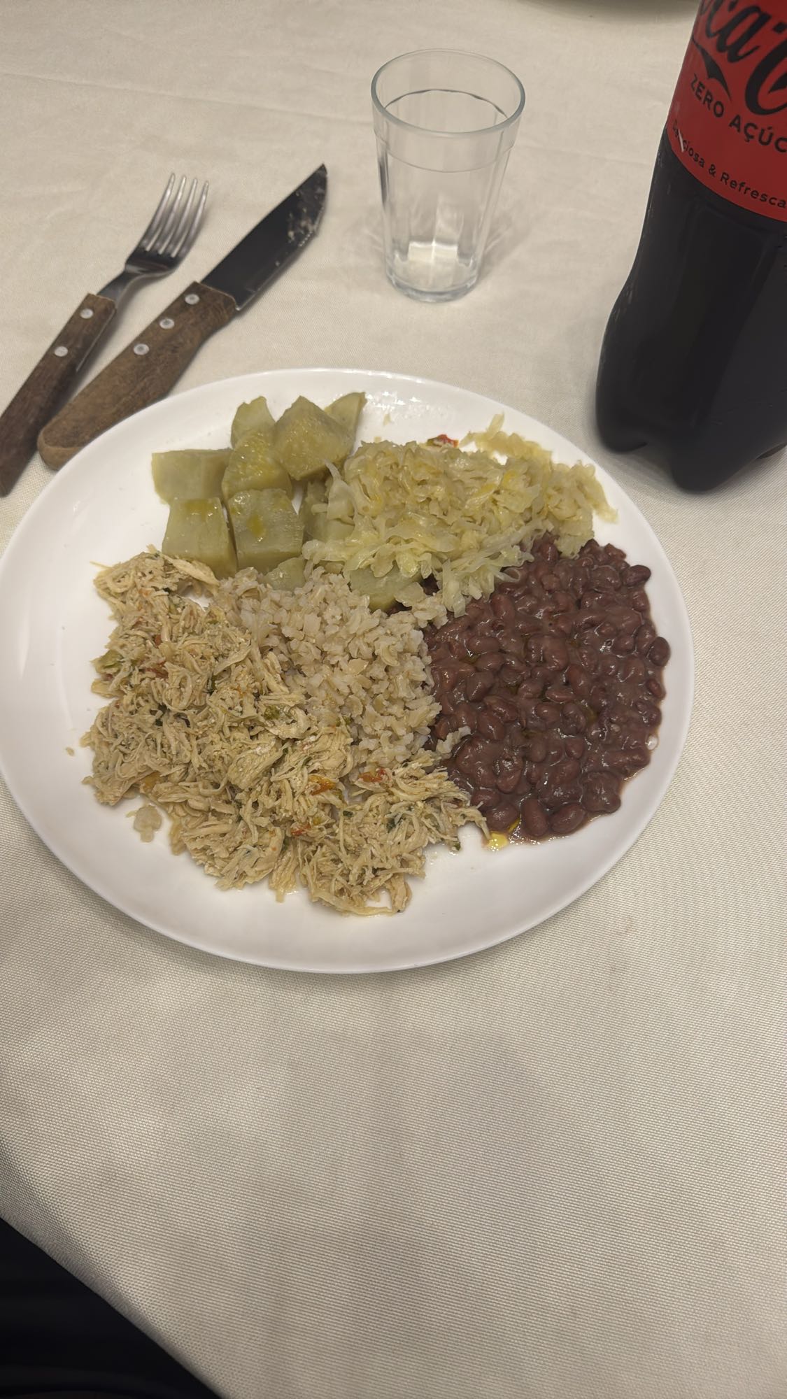 Frango com arroz e feijão