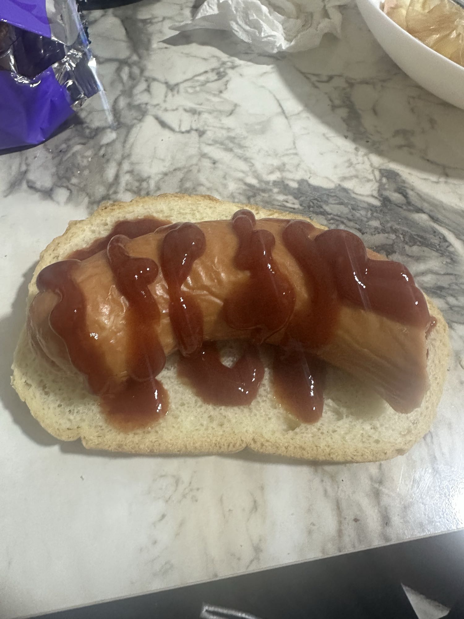 Hotdog cu ketchup
