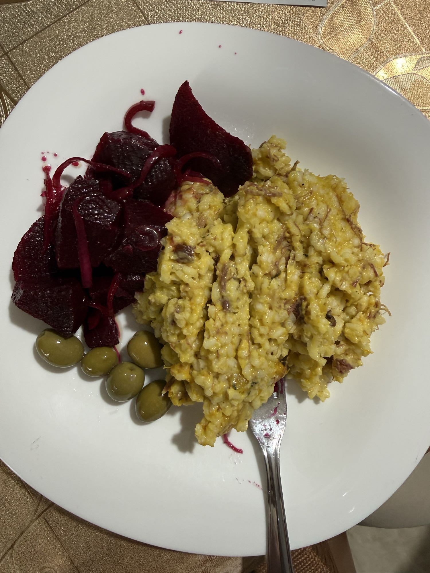 Arroz com carne, beterraba e azeitona