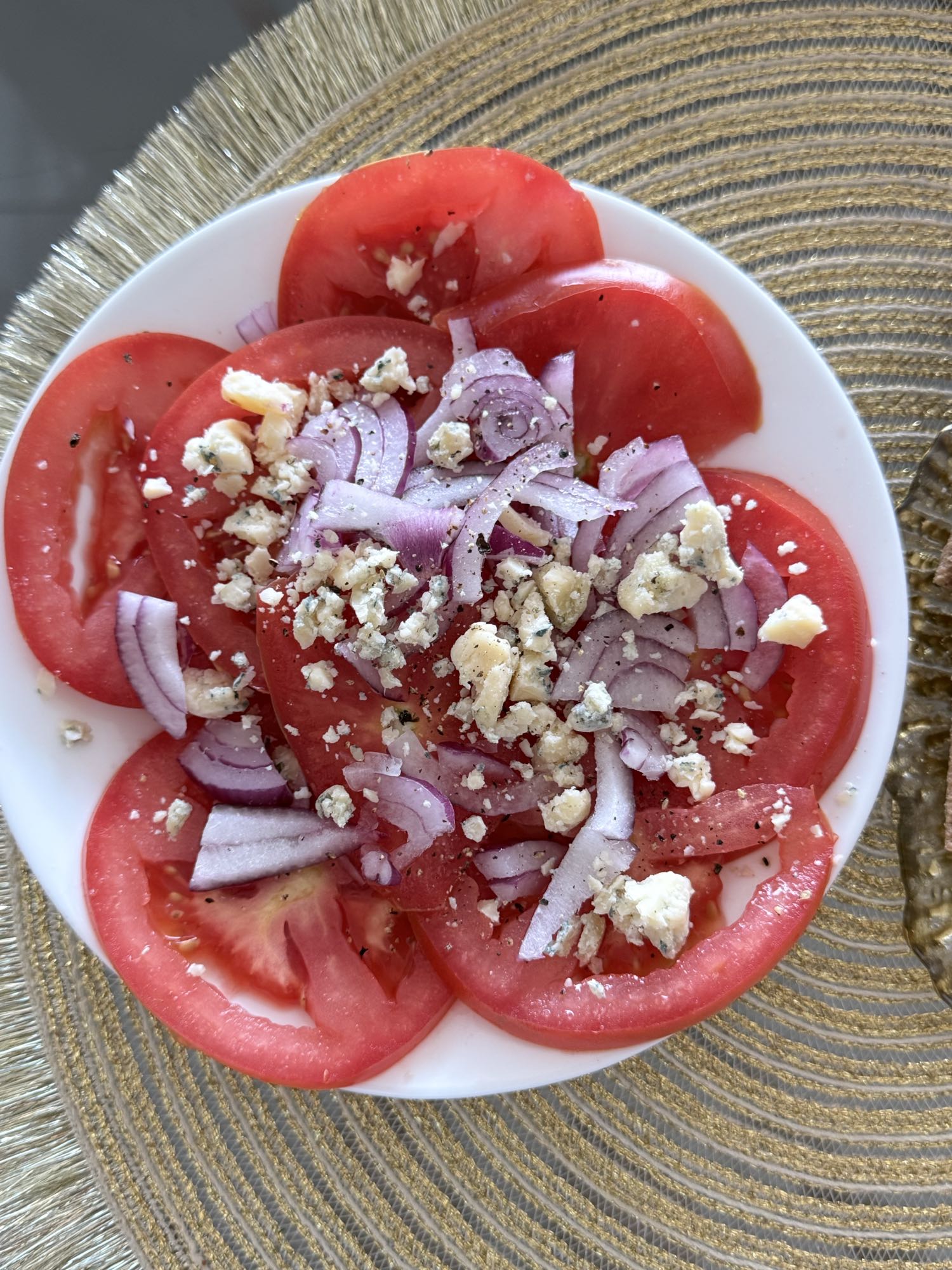 Салат з помідорами та сиром