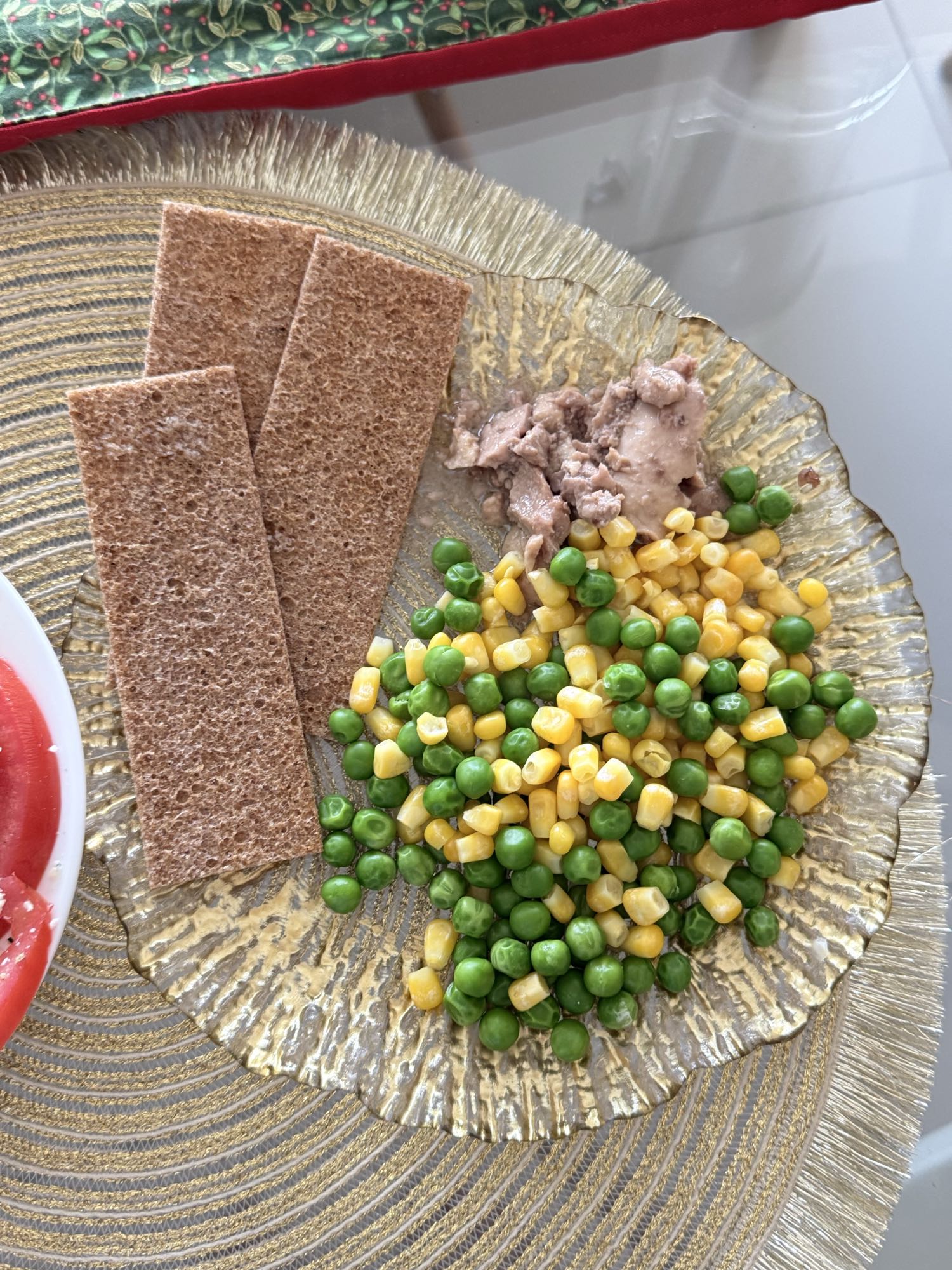 Горох, кукурудза, хлібці, тунець