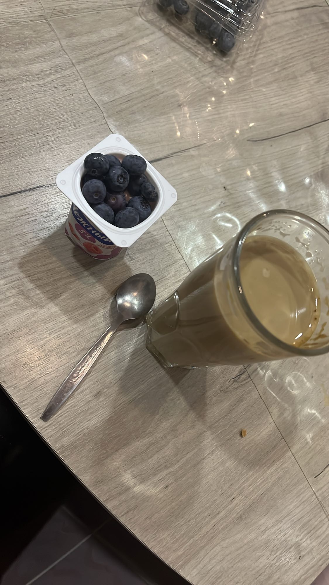 Йогурт с черникой и кофе