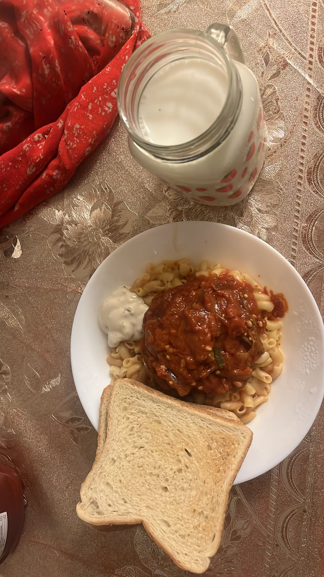 Pasta with sauce & milk