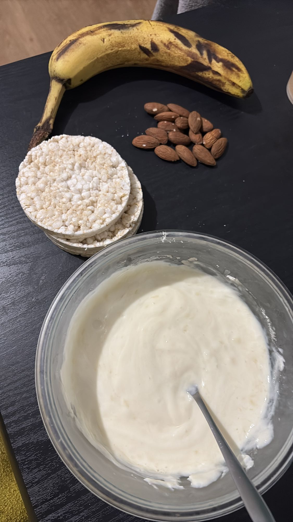 Collation banane et yaourt