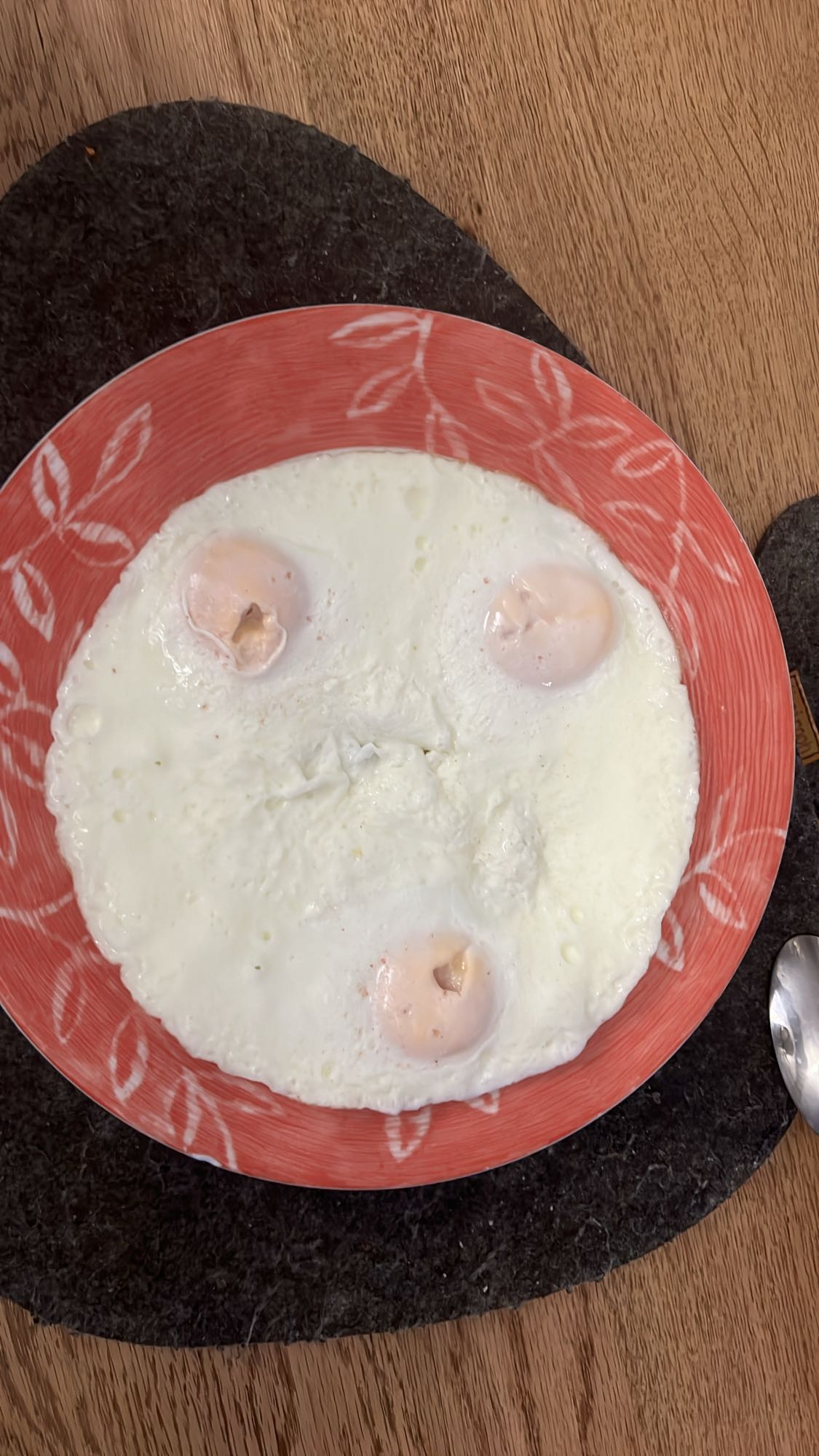 Üç yumurta beyazı tavada