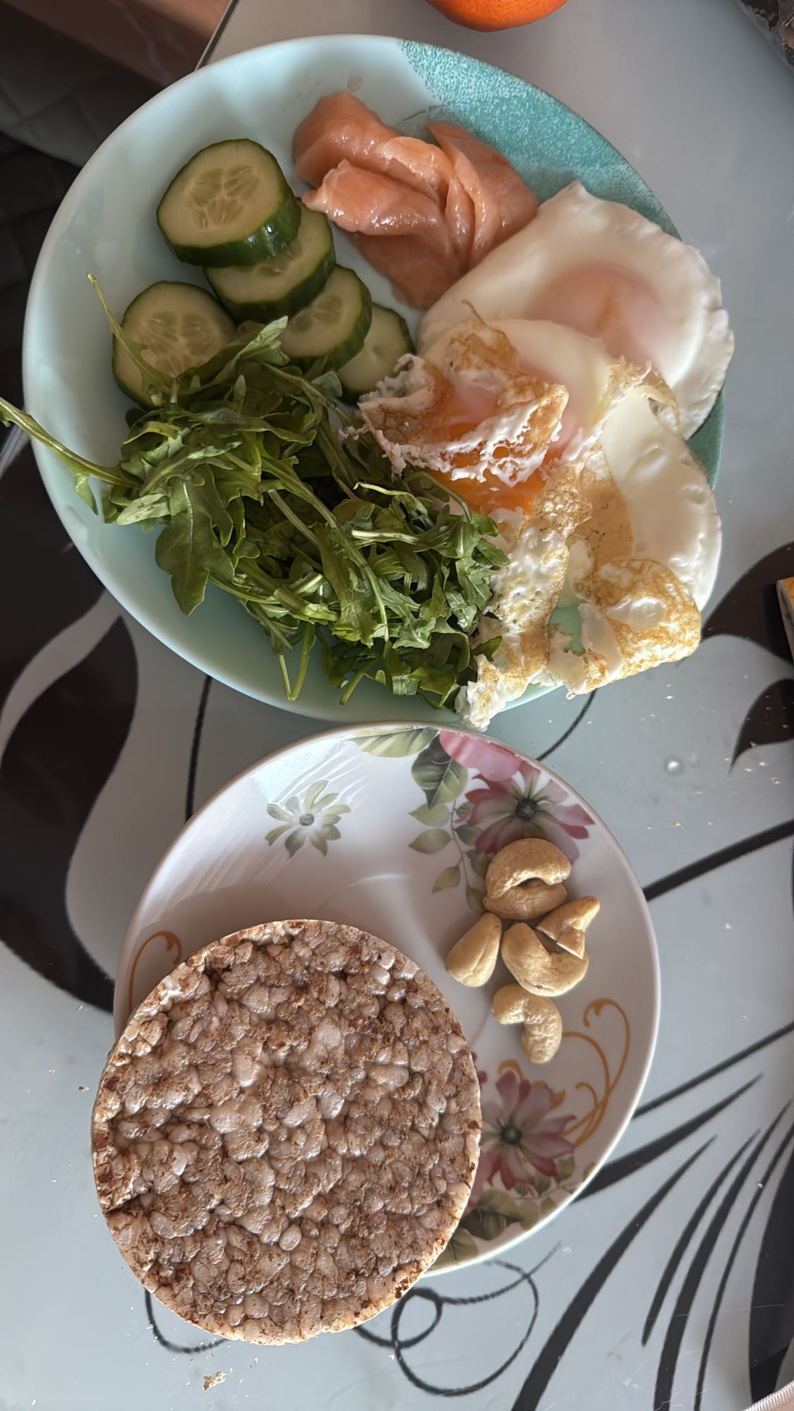 Сніданок з яйцями та лососем