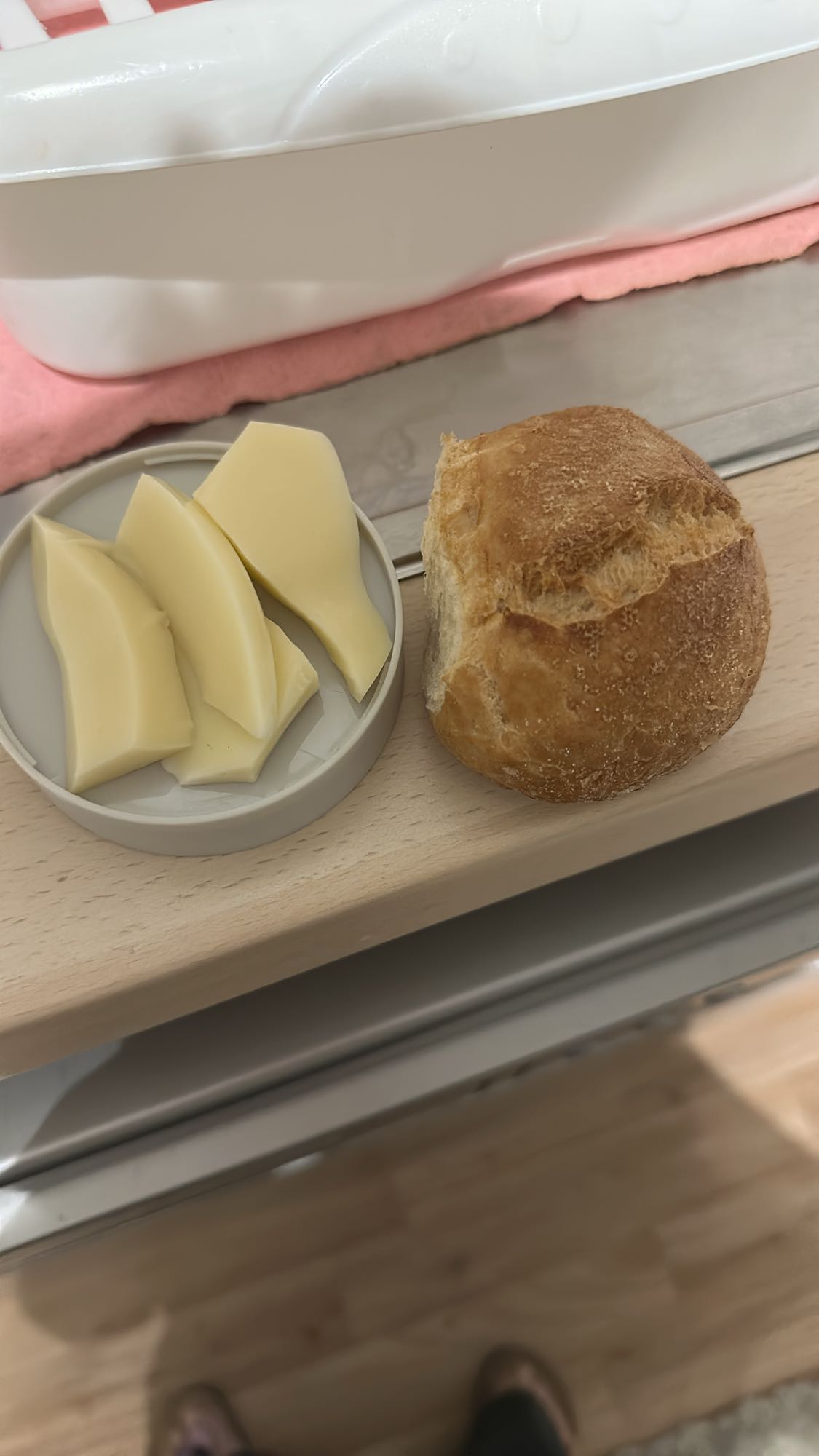 Peynirli ekmek tabağı