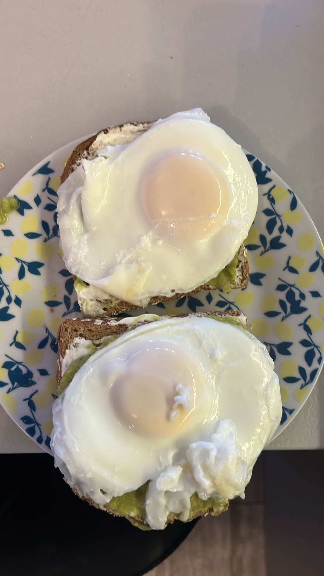 Pâine cu ou și avocado