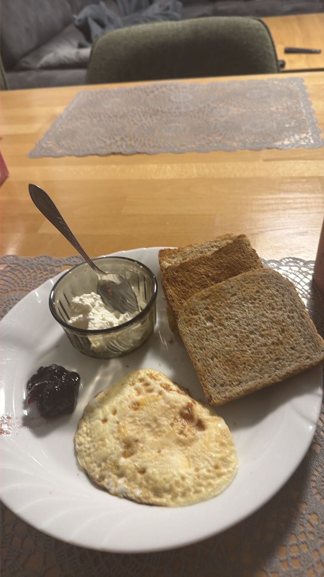 Ontbijt met toast en ei