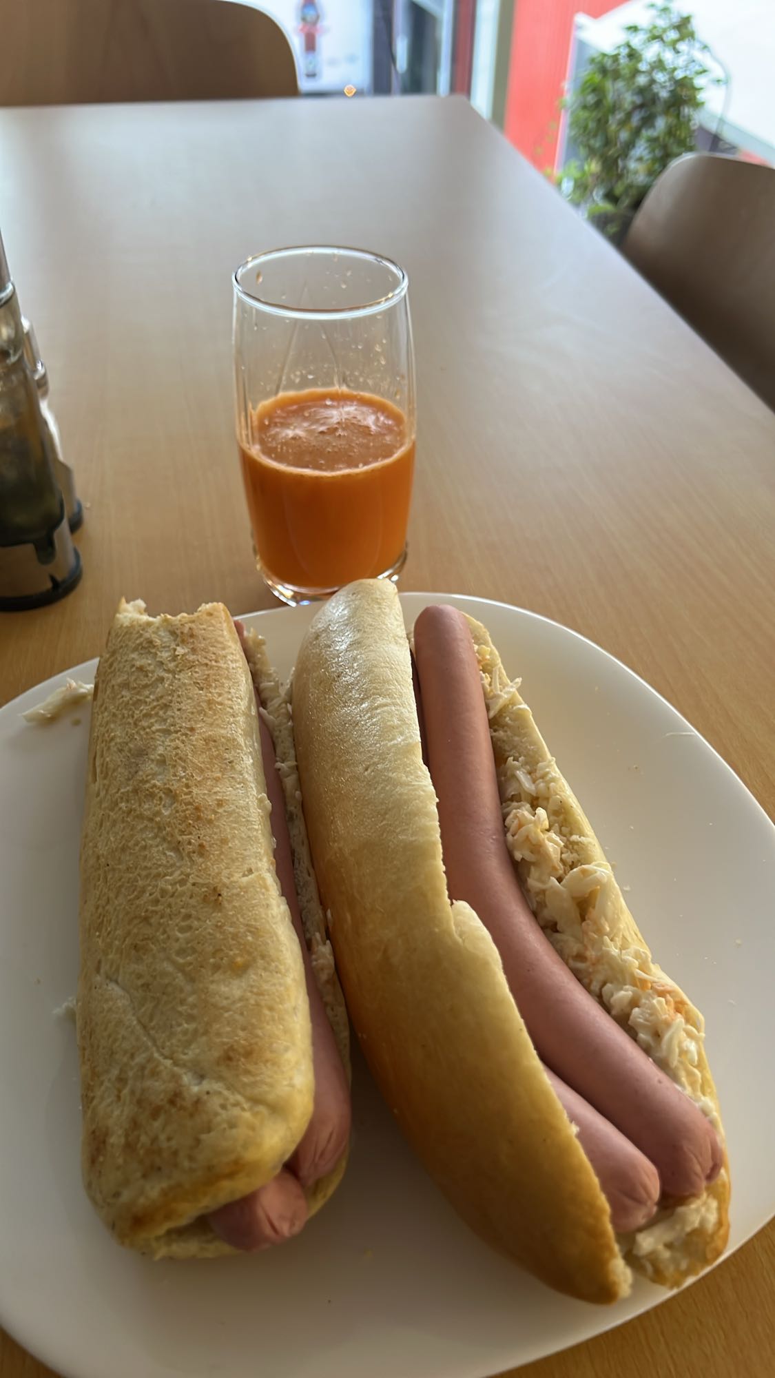 Hotdog cu suc de morcovi