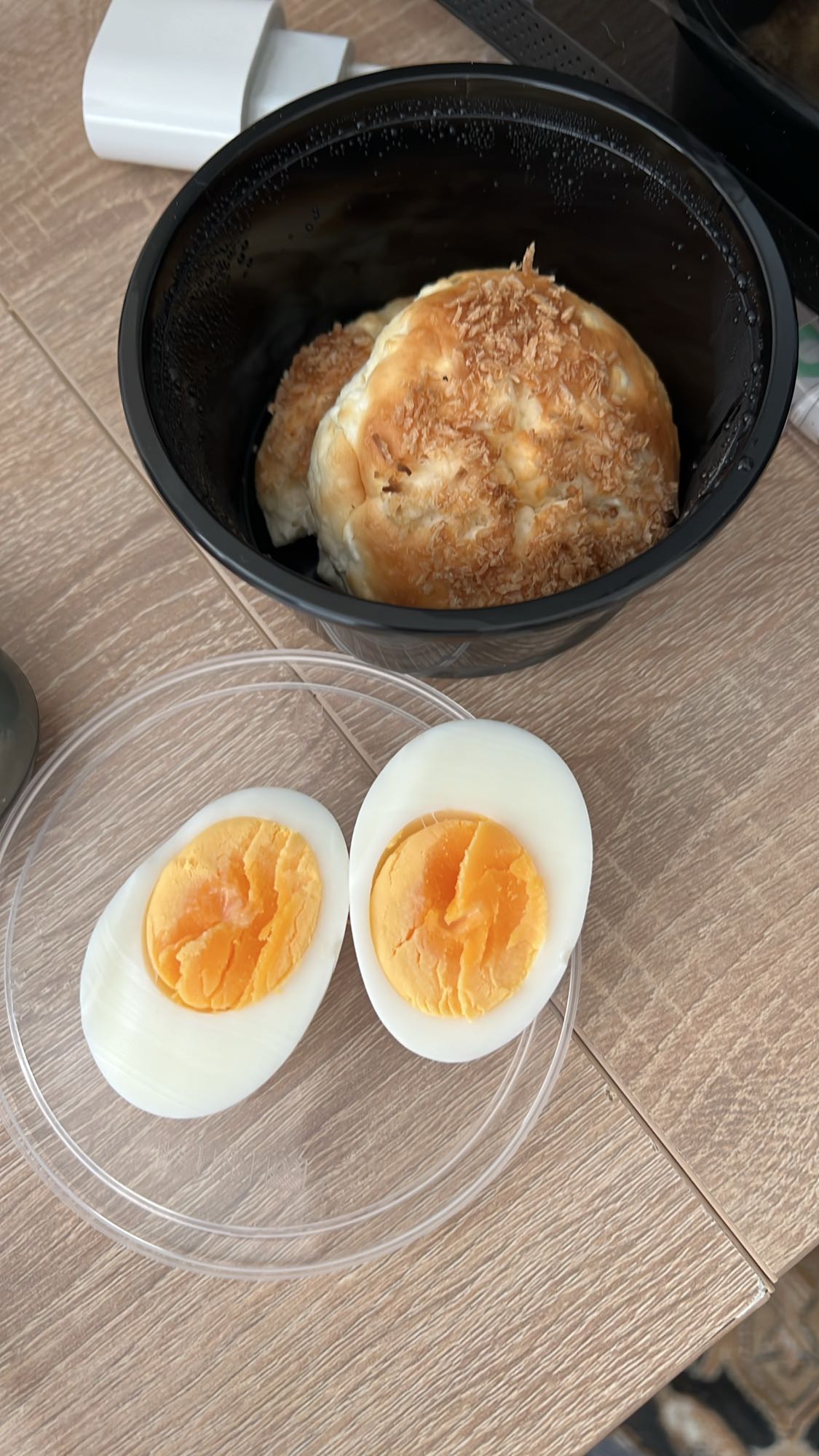 яйца и булочка