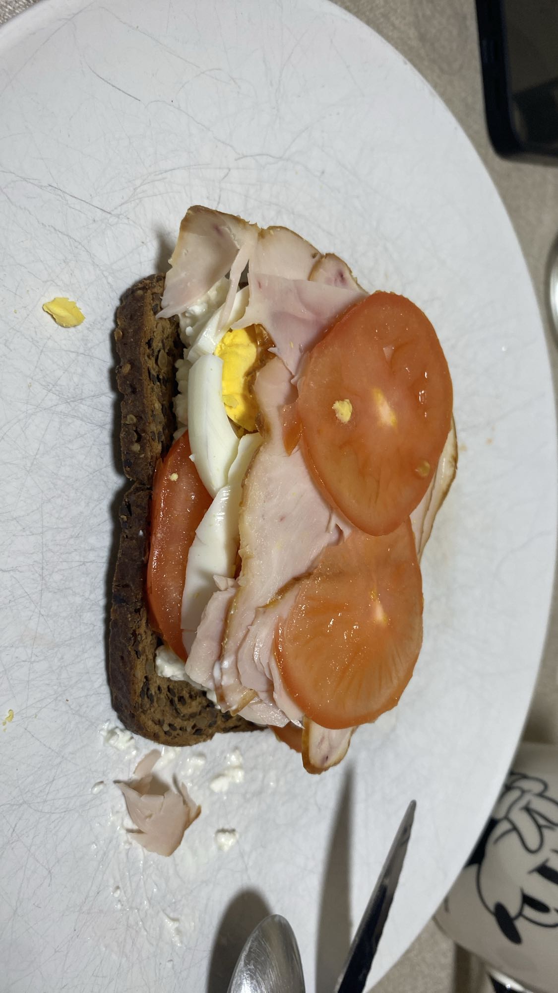 Tostada con pavo y huevo