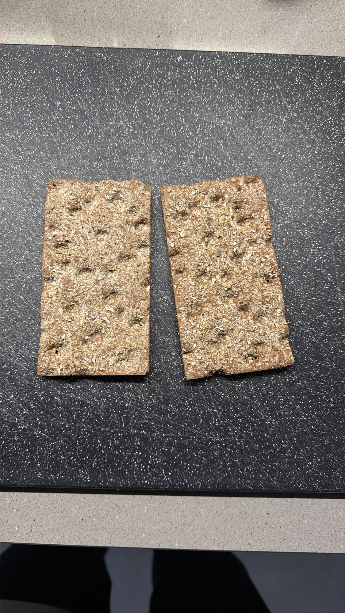 Dwa chrupkie pieczywa żytnie