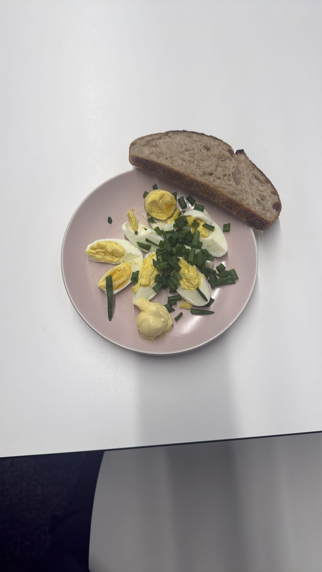 Jajka z chlebem i szczypiorkiem