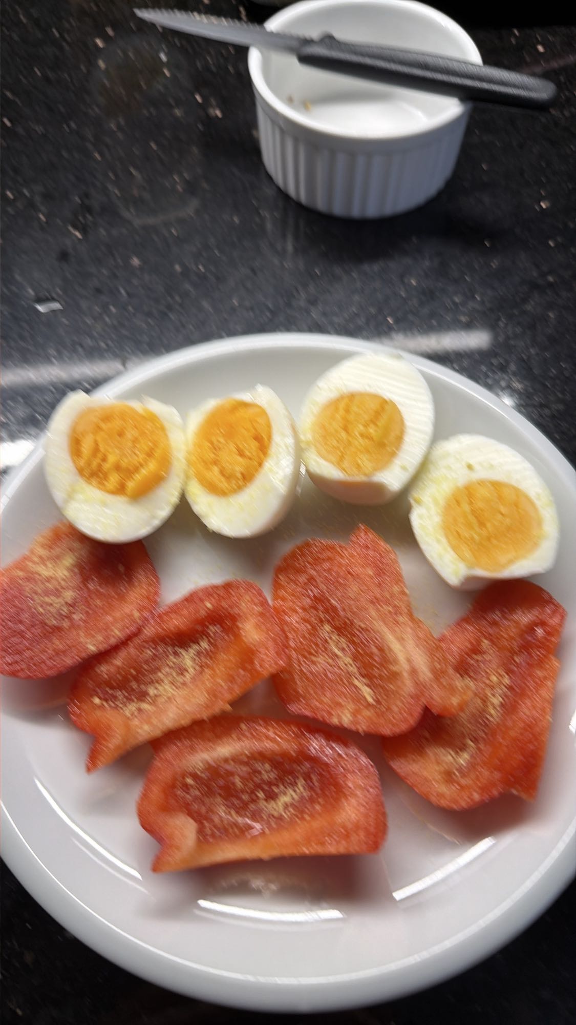 Gekookte eieren en paprika