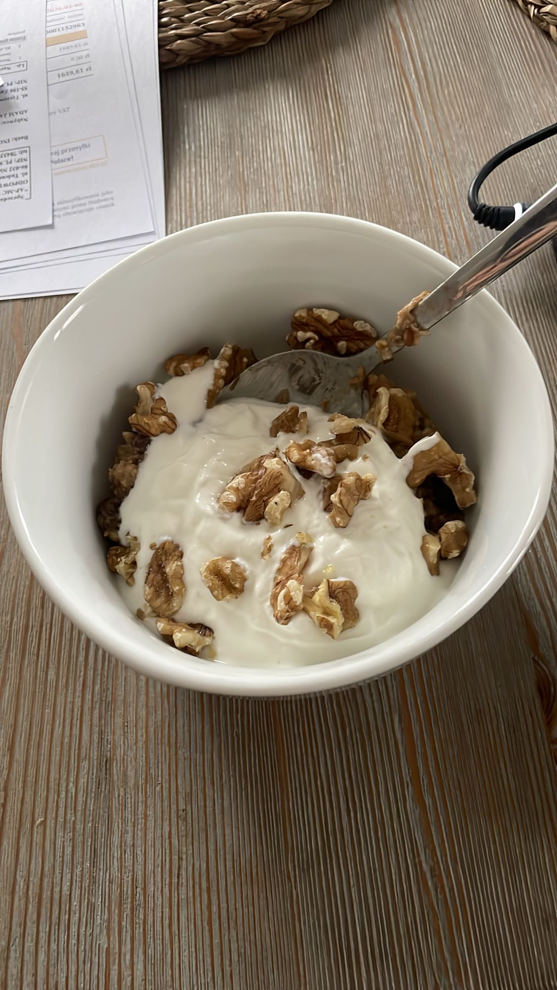 Owsianka z jabłkami, rodzynkami, orzechami włoskimi i jogurtem greckim
