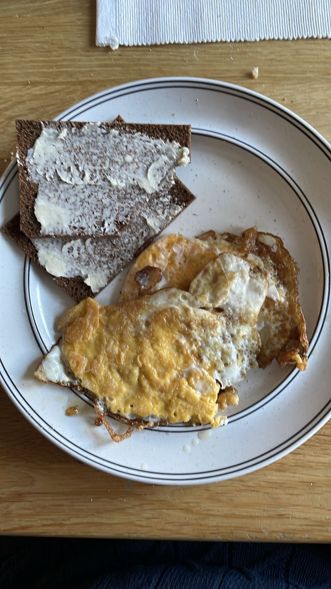 Stekt ägg med knäckebröd