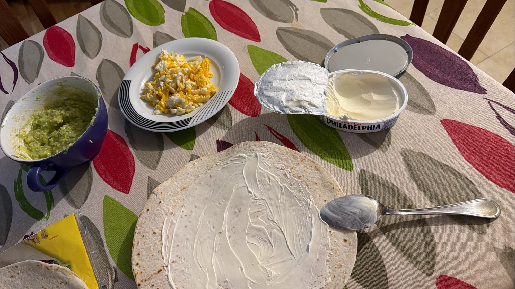 Wrap cu ou, avocado și cremă