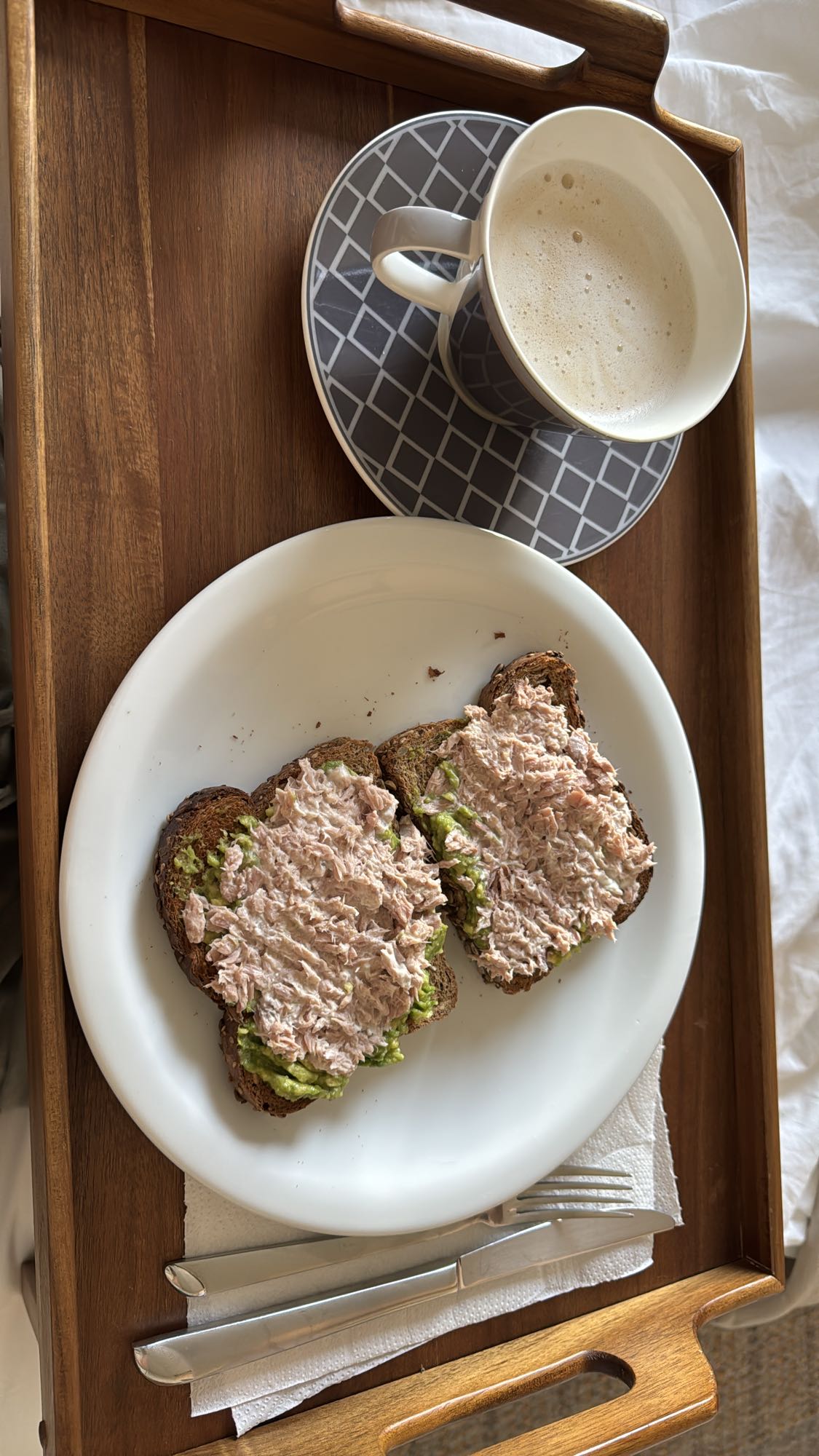 Tostadas con atún y café