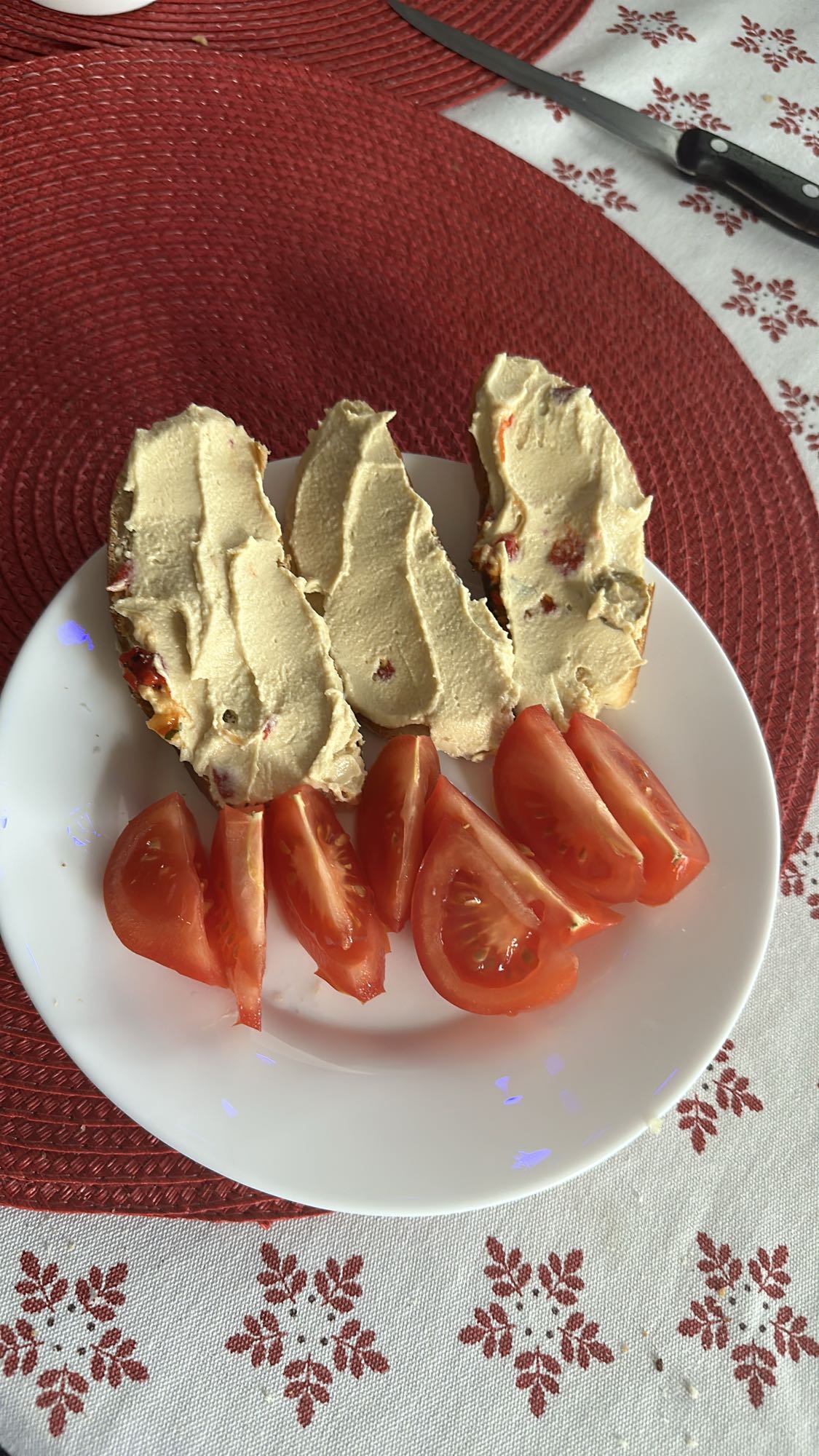 Pâine cu hummus și roșii