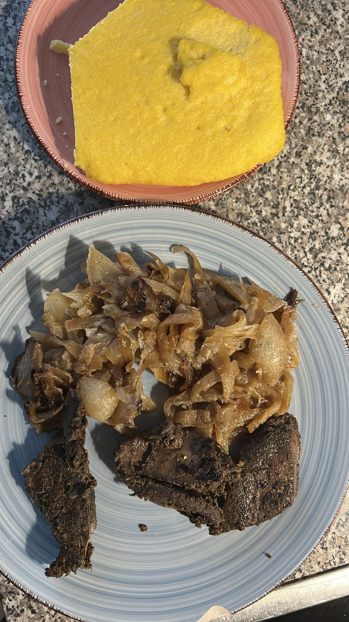 Hígado con cebolla y polenta
